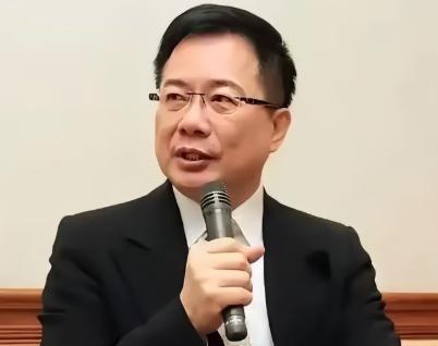 蔡正元说，中国大陆现在对统一有顾忌，是因为我们在海外还3万多亿美元的外汇储备和国