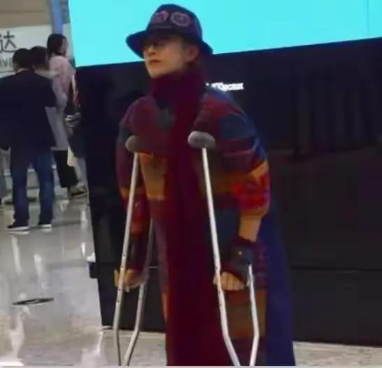 “孔雀精灵”杨丽萍怎么了？
舞蹈家杨丽萍近日拄双拐现身机场。
据悉，她常年吃花瓣