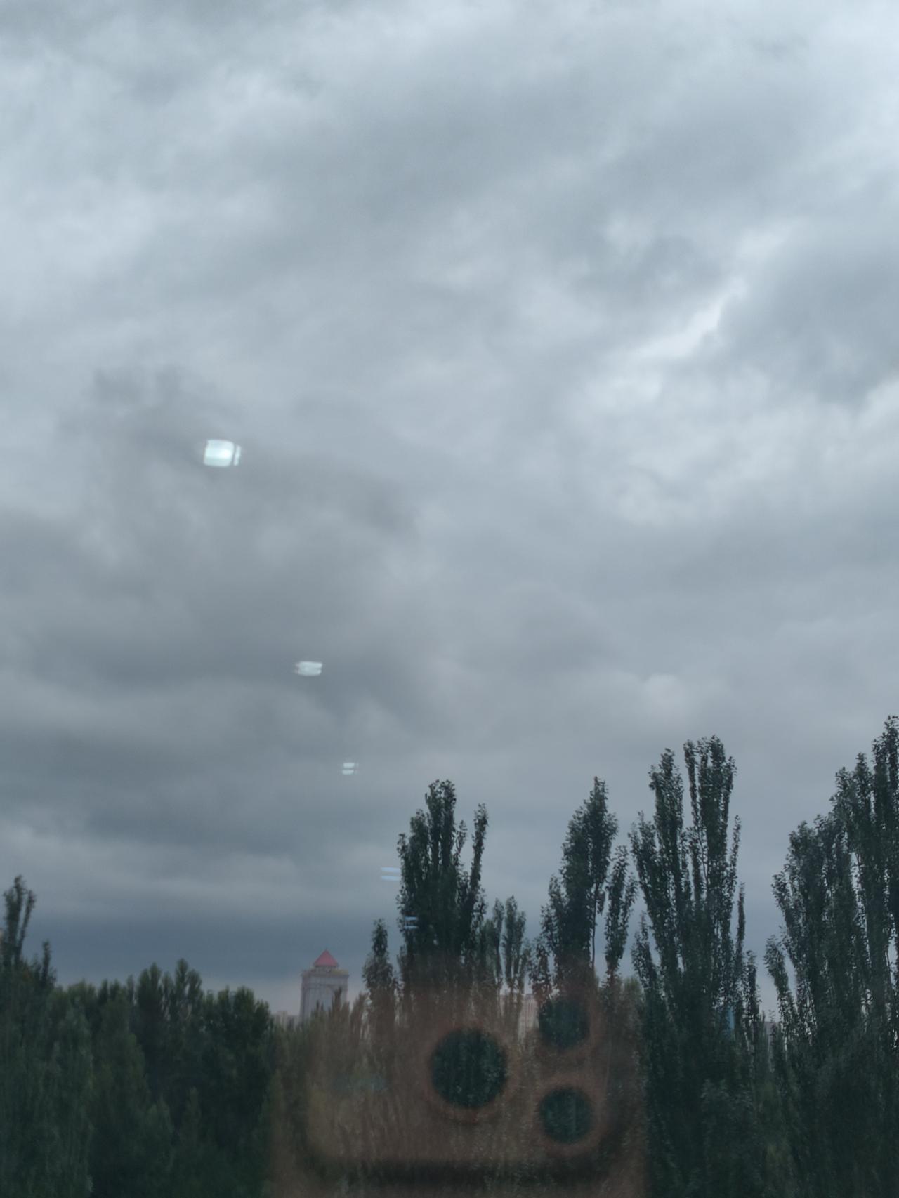 该来的雨还是终于来了。连续多少天气温一直在30多度至40度之间徘徊，对于北方干旱