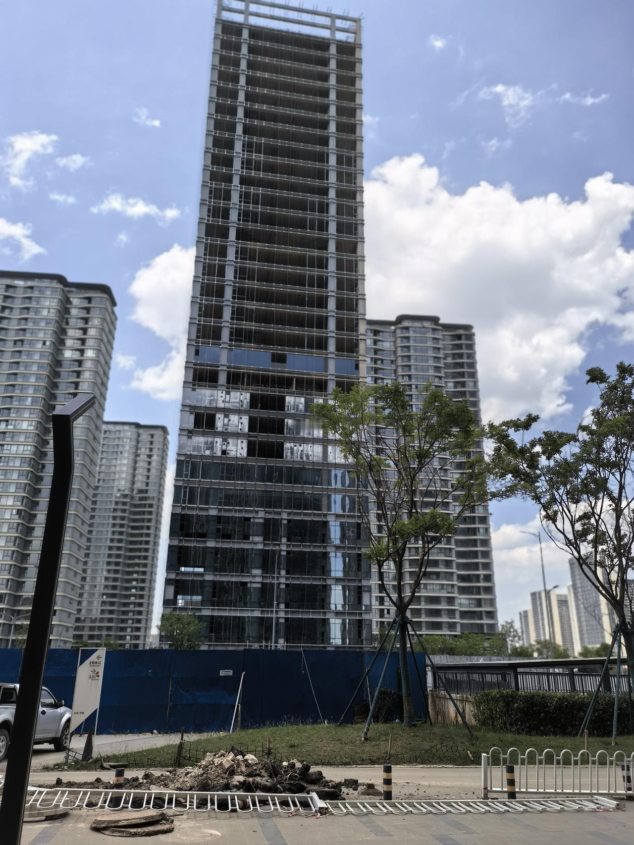 这应该是全国建房子最慢的开发商了吧！封顶了一年多快两年了，另外一幢楼吗把塔吊都拆