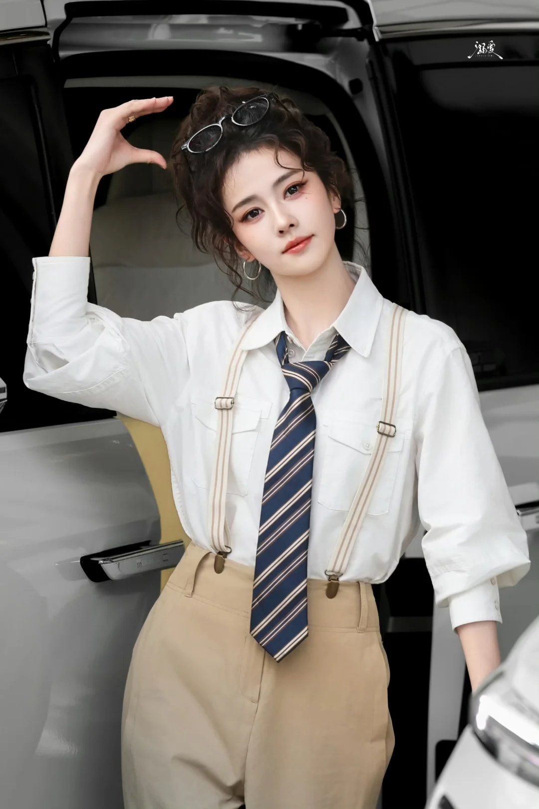 白鹿羊毛卷发型白鹿羊毛卷背带裤白鹿今天的跑男路透，是羊毛卷cool girl造型