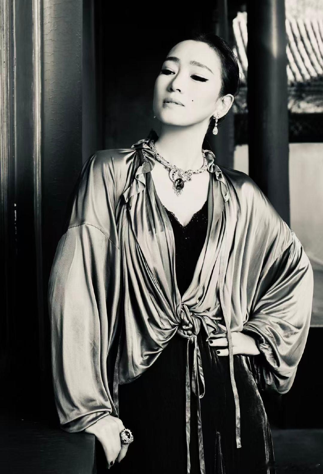 简约剪裁+强大气场，巩俐的穿搭自带质感滤镜，每一套都藏着独特品位，岁月越久越迷人