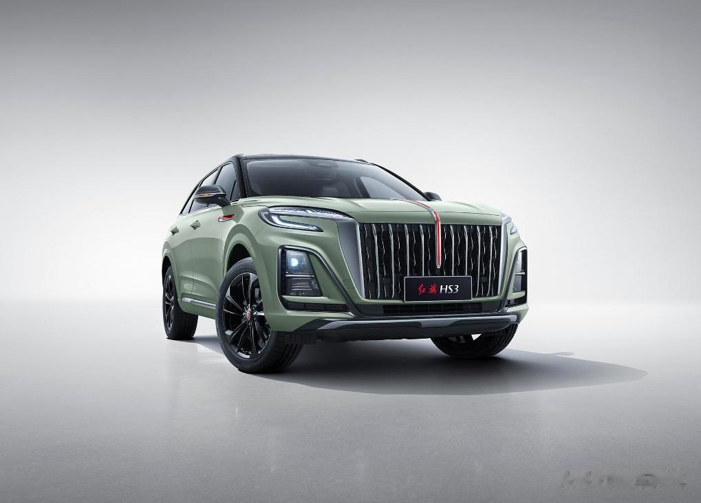 红旗HS3的前脸真的很好看！经典的红旗飞翼设计，让红旗HS3的前脸格外显眼，尤其