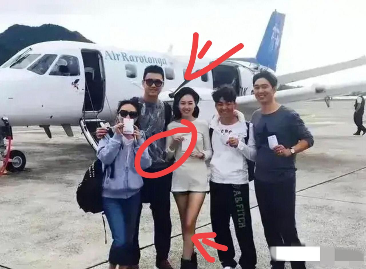 当年的这一组照片，
就算不知道里面的明星是谁，
也能从站的姿势看得出，马蓉和宋喆