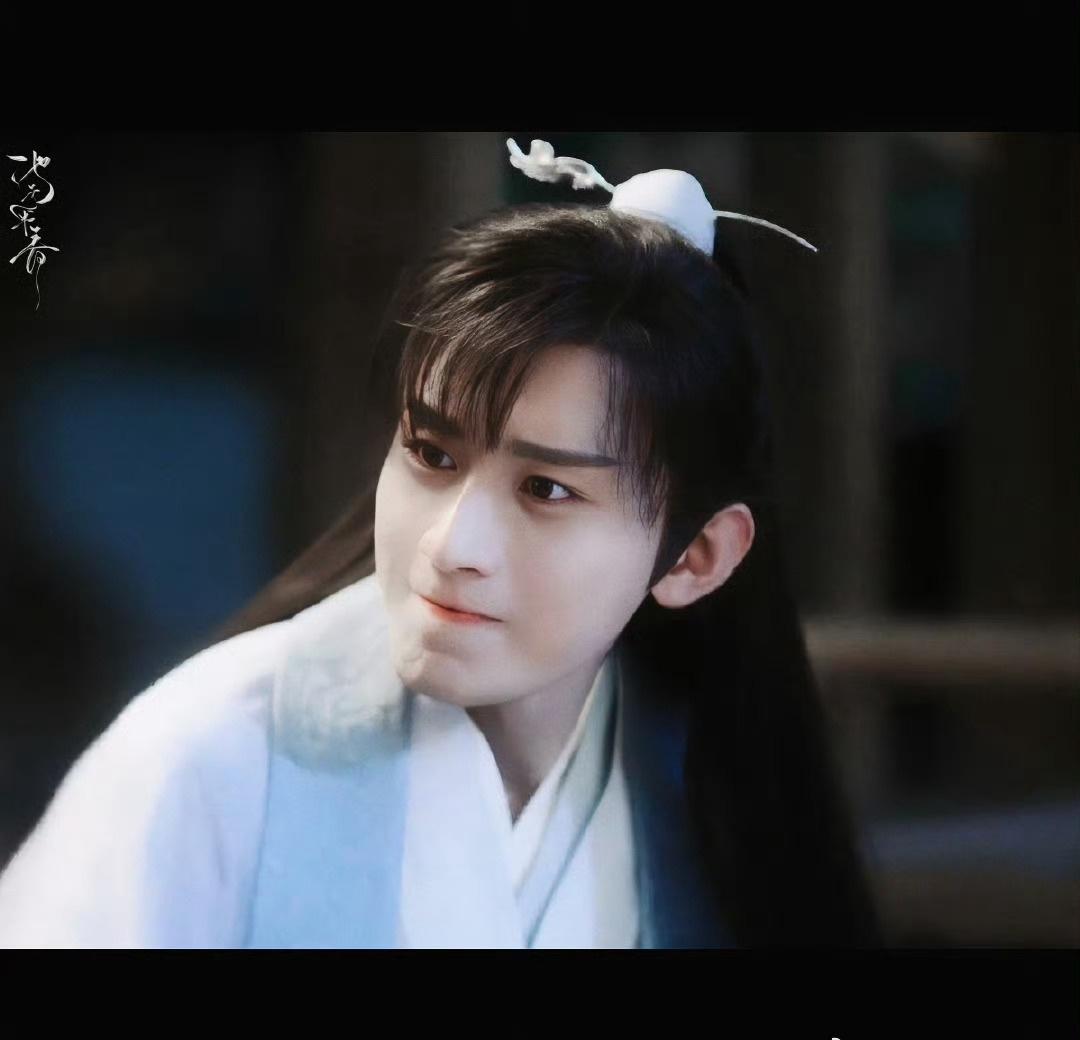 成毅饰演的齐焱执棋落子，指尖的沉稳与眼底的谋算，将帝王心术演绎得惊心动魄。@成毅