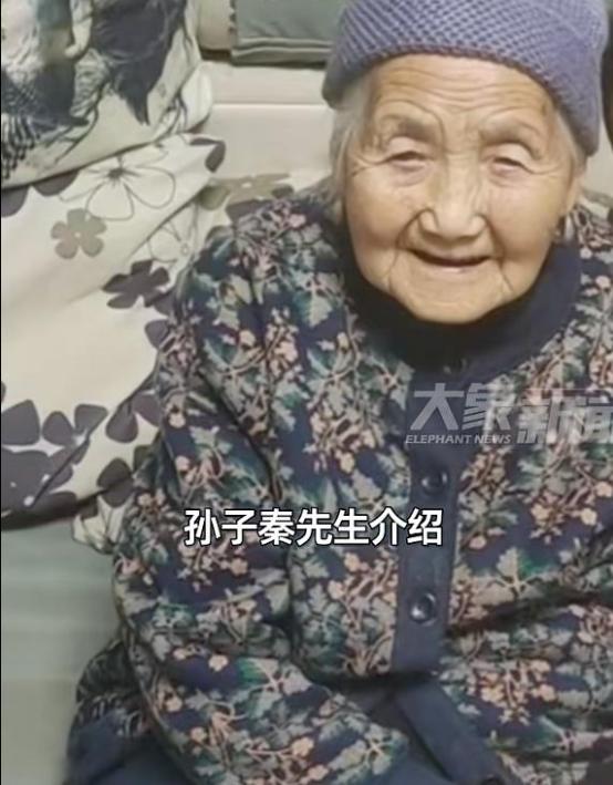 河南105岁奶奶给20多个重孙玄孙准备压岁钱，孙子：数好几次，她怕不够也怕分漏。