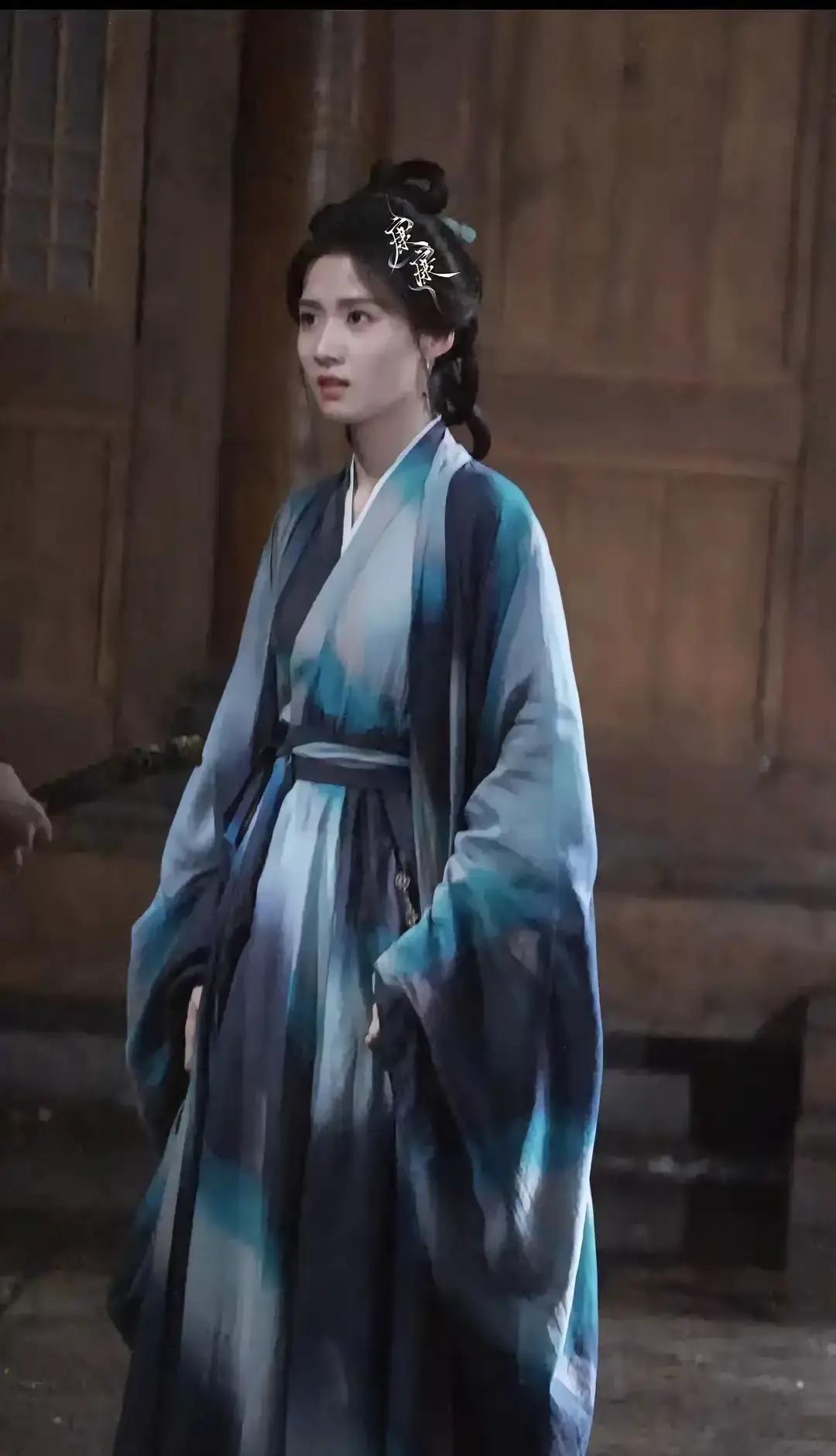 卢昱晓新剧路透一出来我就皱眉。

她穿着和《云之羽》同款飘逸白裙，头发也梳得一丝