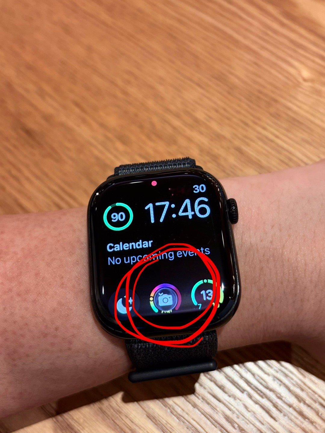 才发现，现在 iPhone 打开相机的时候，Apple Watch 上会提示相机