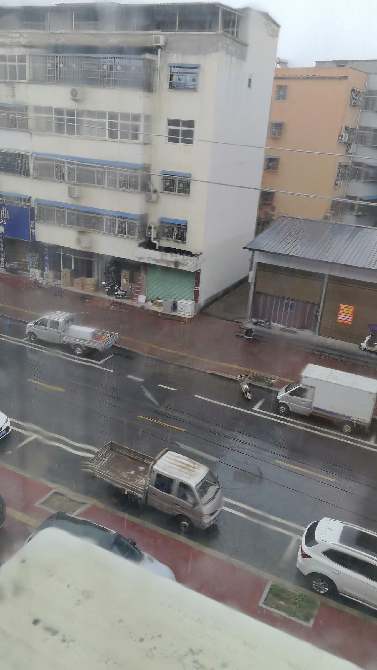 下午四点多又下雨了，那一阵下的好大，下雨还是凉快点。