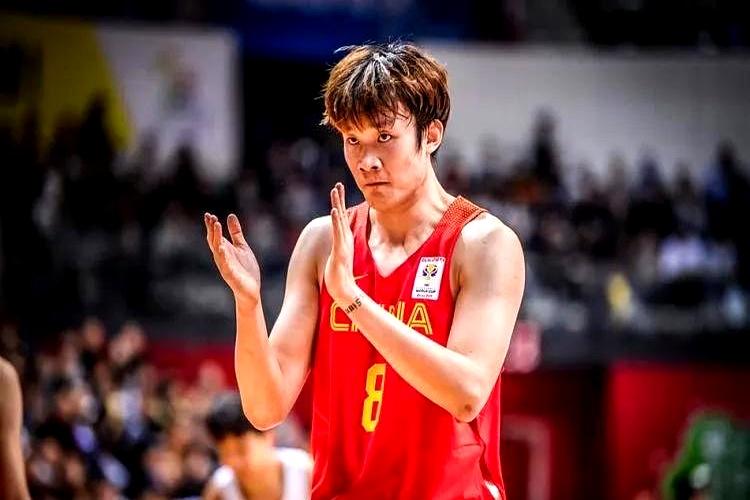 许载喊着“必须赢中国队”的那天，丁彦雨航从替补亮相，33分钟、16投10中、三分