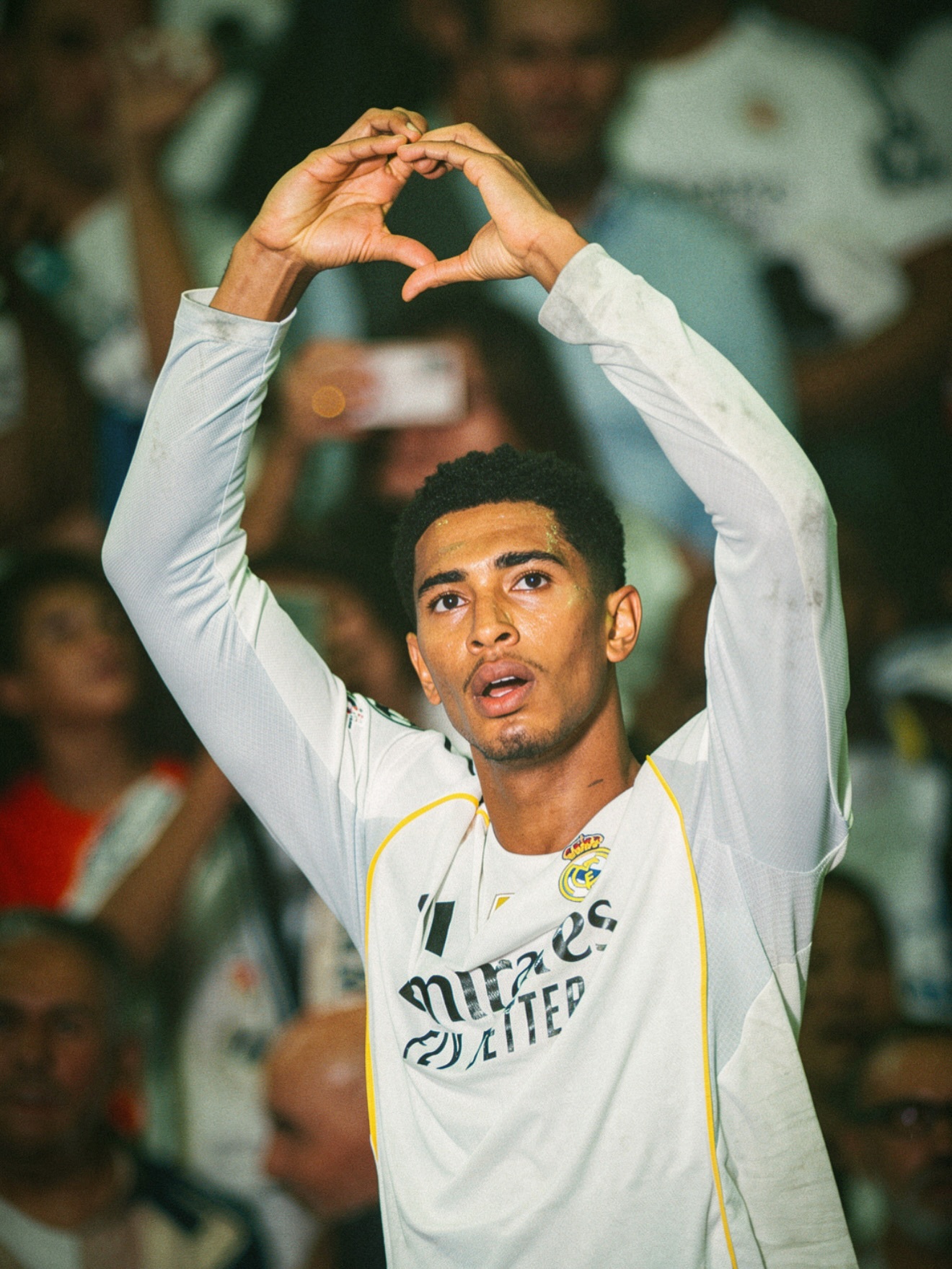 摄影师制作的胶片感比赛图，贝林赞了贝林厄姆