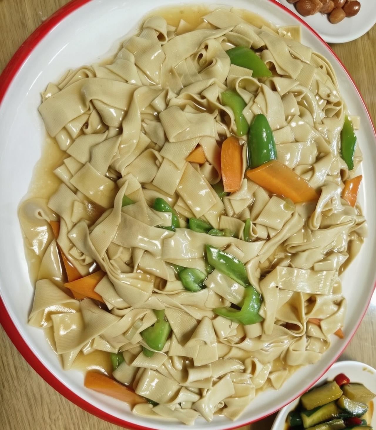 这盘干豆腐尖椒是我近20年吃的最好吃的一盘干豆腐尖椒。进饭店我看到客人桌子上有一