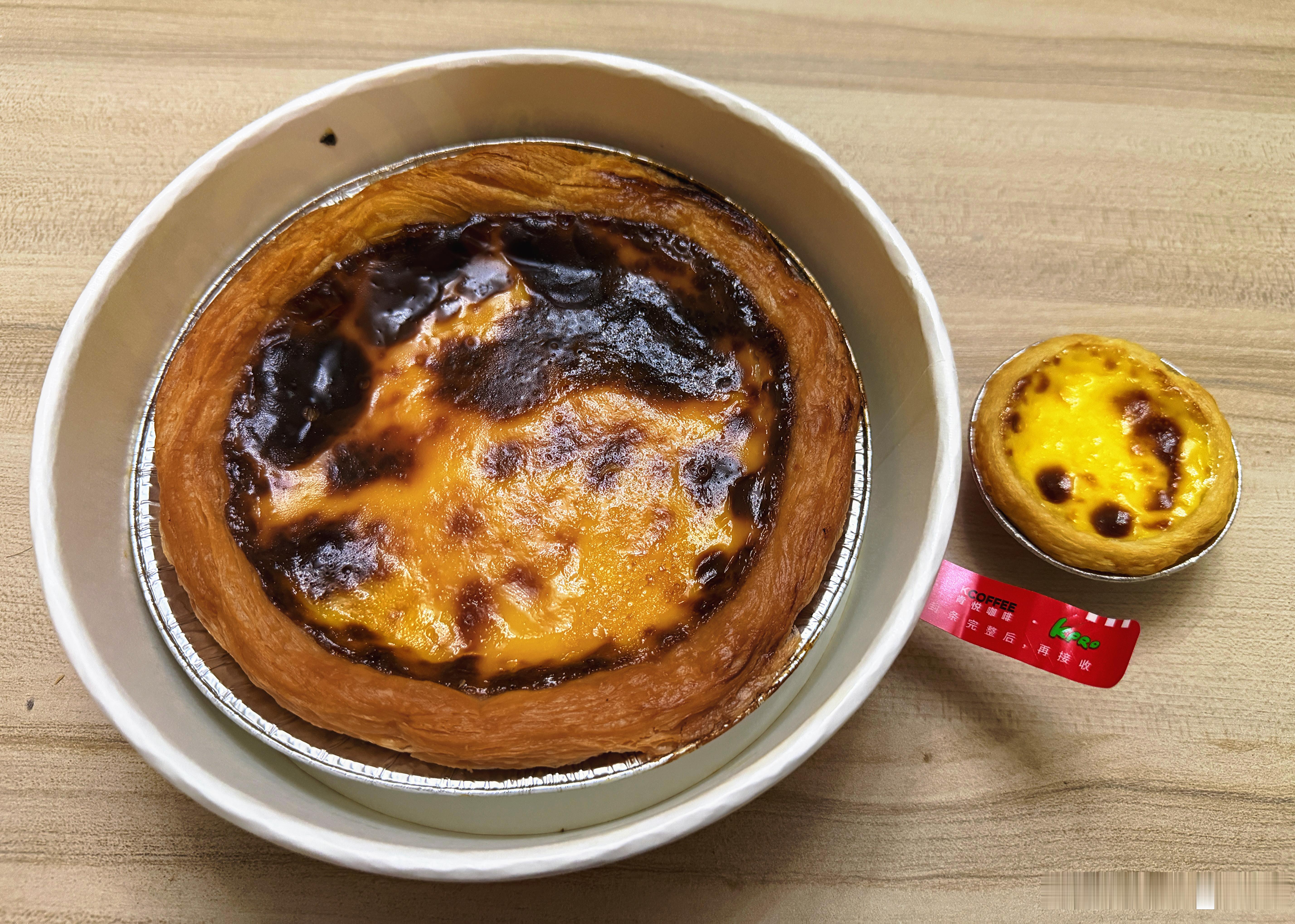 食大蛋挞🥧拿铁勺舀着吃的，感觉切开会碎一地，有点像吃布丁🍮，比小蛋挞过瘾(〃