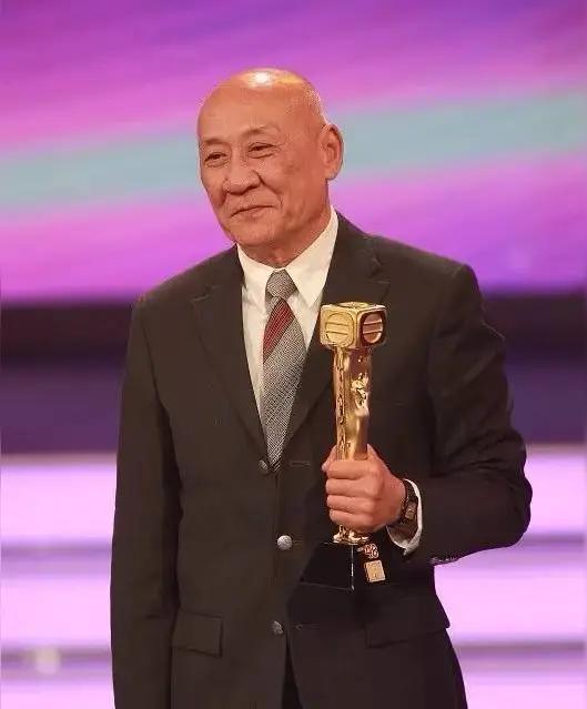 现在内地拍戏，演员骑马骑假马常被人当笑话，而旧港剧骑马打斗全是演员本身和真马上阵