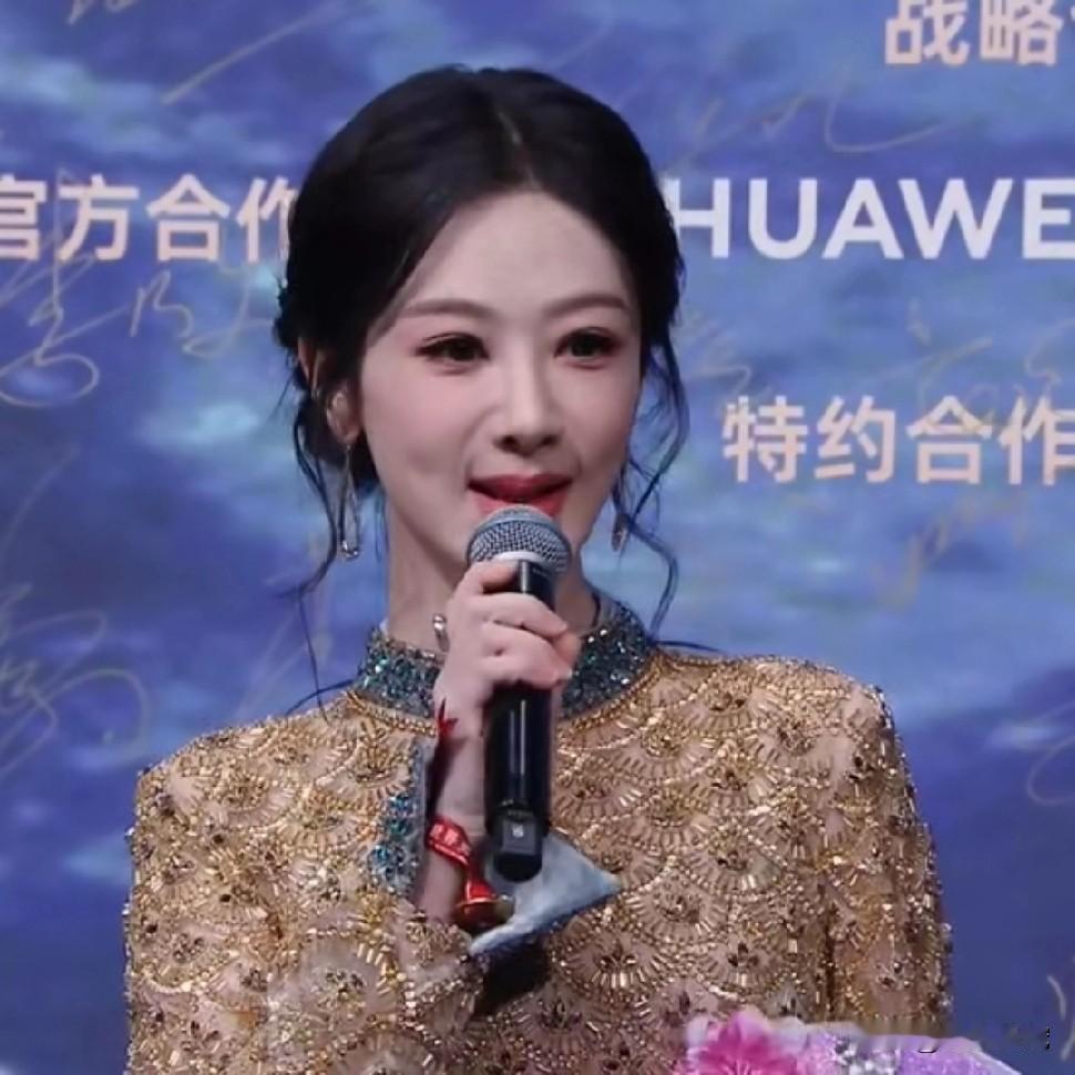 杨紫是动脸了还是抹了二斤白面？僵硬又卡粉，才33岁看着比39岁的杨幂老气多了，杨