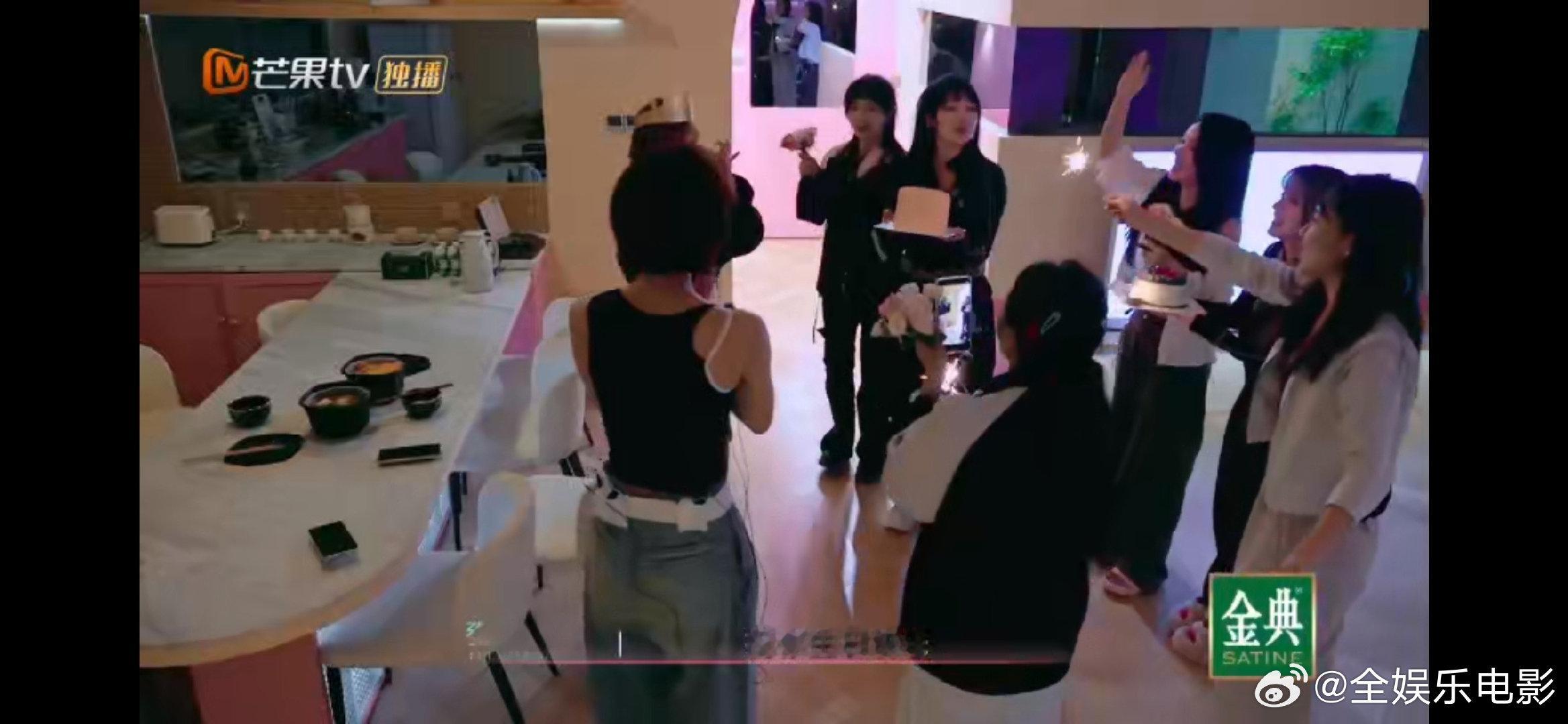姐姐们被叶童感动哭了姐姐们被叶童的舞蹈感动哭了姐姐们被叶童感动哭了，浪姐四公花田