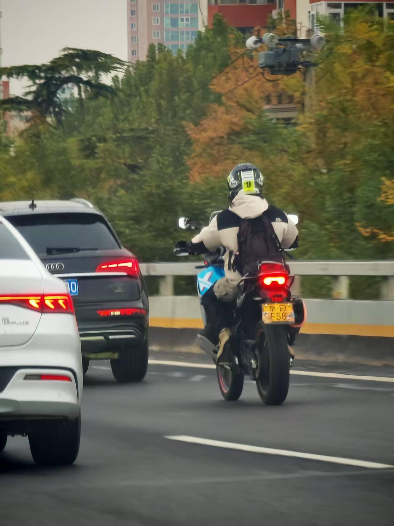 遮挡号牌太恶心了横冲直撞，随便上主路，必须严惩！！ 