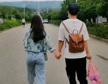 《我们都在等一个不会回头的人，却忘了身后也有人等了我们很久》