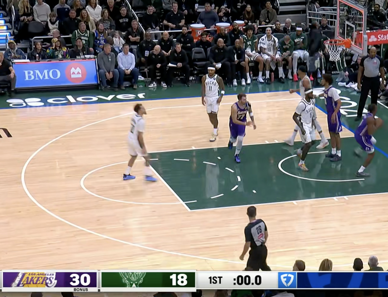 第一节结束，湖人30-18雄鹿，看起来怎么样？东契奇12分3篮板5助攻，里夫斯5