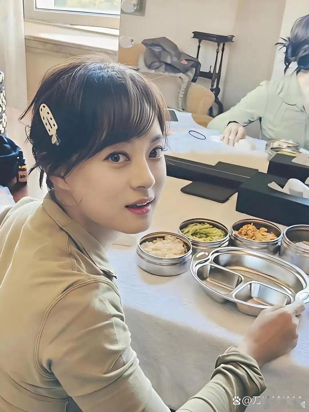 孙俪的生活照也太能打了！状态好到爆棚，随手一拍都美得让人移不开眼～ 