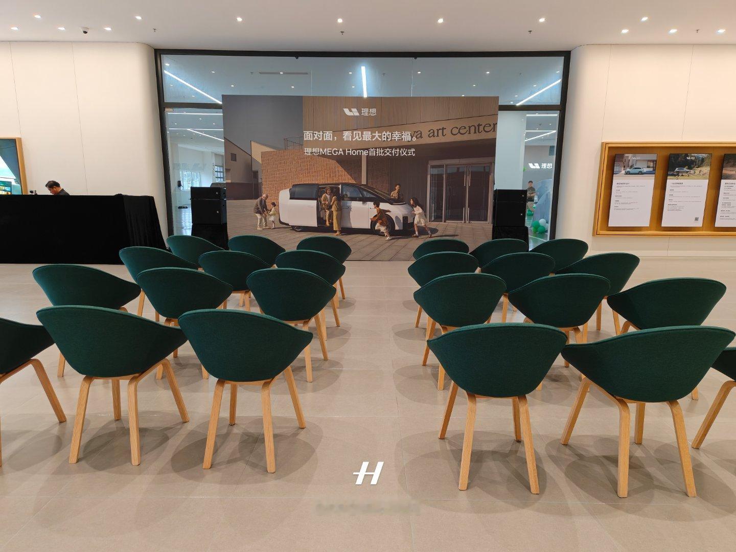 来浦东交付中心，参加理想MEGA Home的首批车主交付仪式，用心了啊，抠厂送花