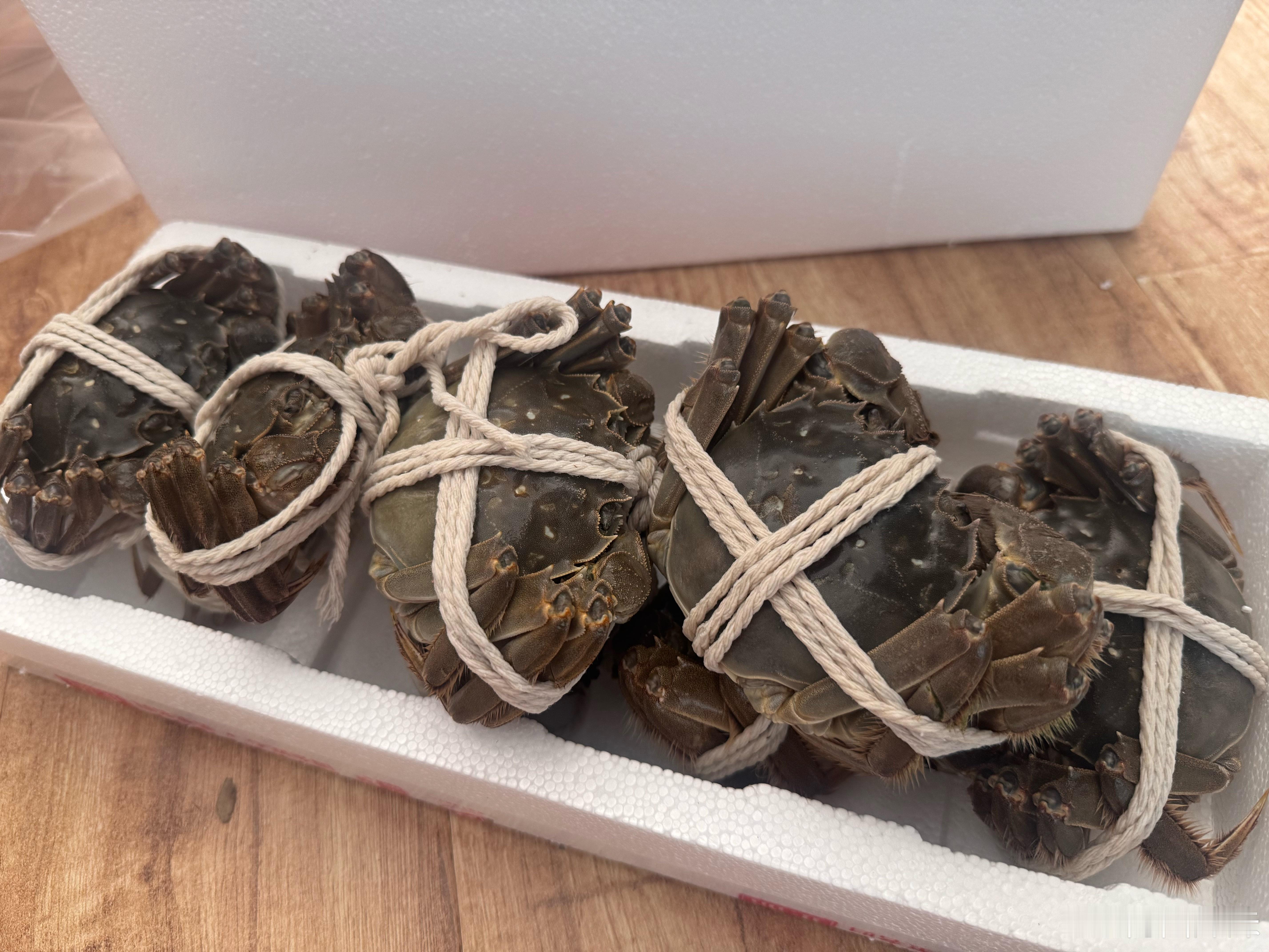 11月吃蟹的时间到了，人在公司坐，蟹从家中来，回到家朋友已经上锅蒸，上午拍给我图