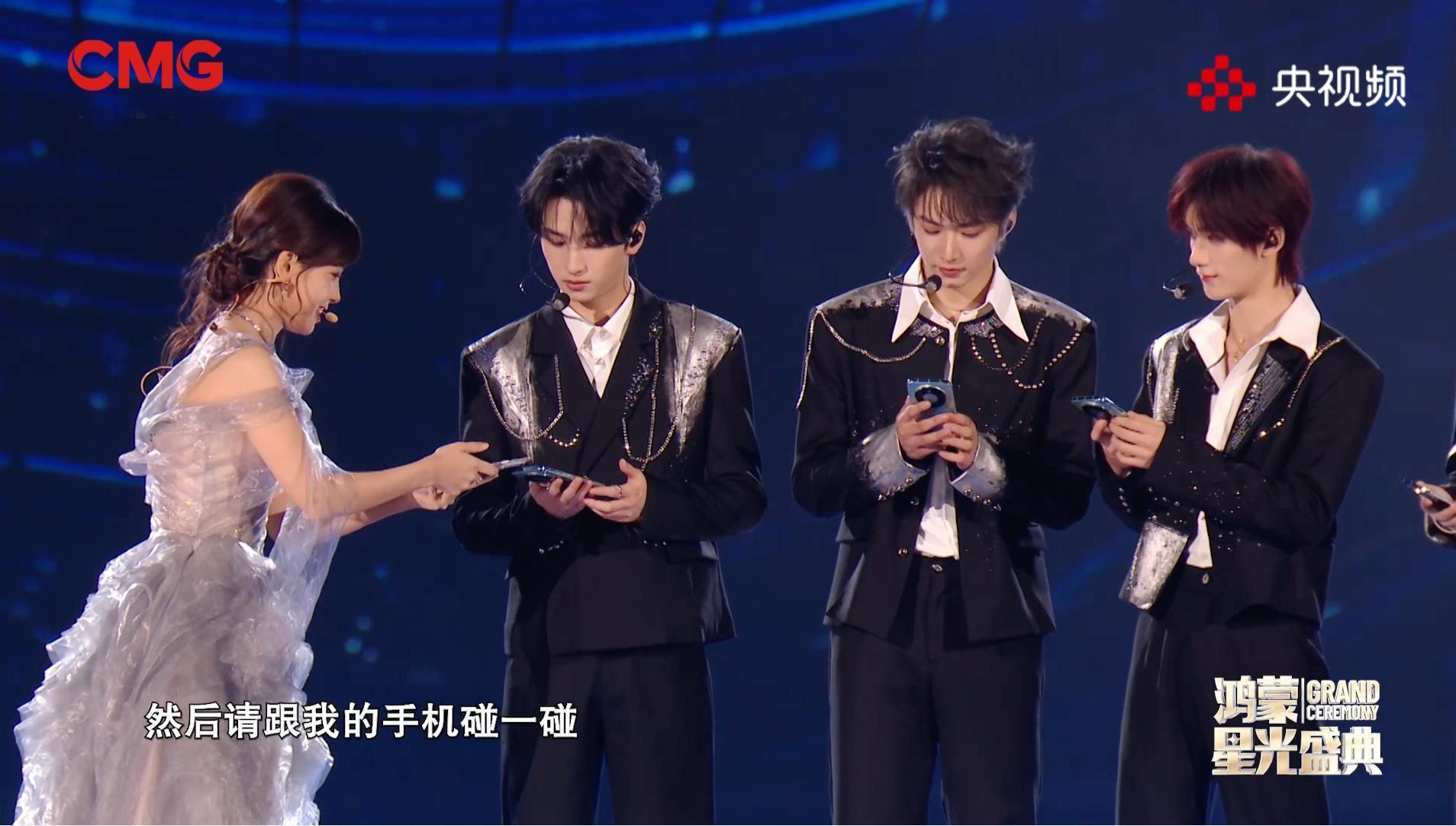 看到鸿蒙星光盛典上，时代少年团表演结束后，王冰冰帮他们在舞台上拍合影，拍完合影后