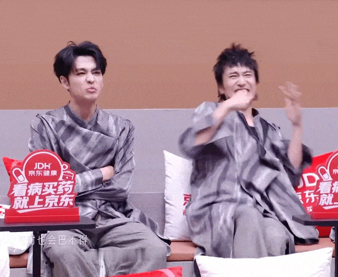 专君哥哥演男同人女时刻，穿着这个马栏山野人服装顶着硕大熬老头黑眼圈外加烟熏妆造整