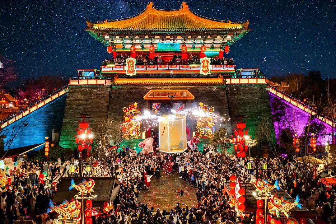 宋徽宗这个人很具有讽刺性，政治上昏庸，腐败，在文化上，宋徽宗的成就很高，特别擅长
