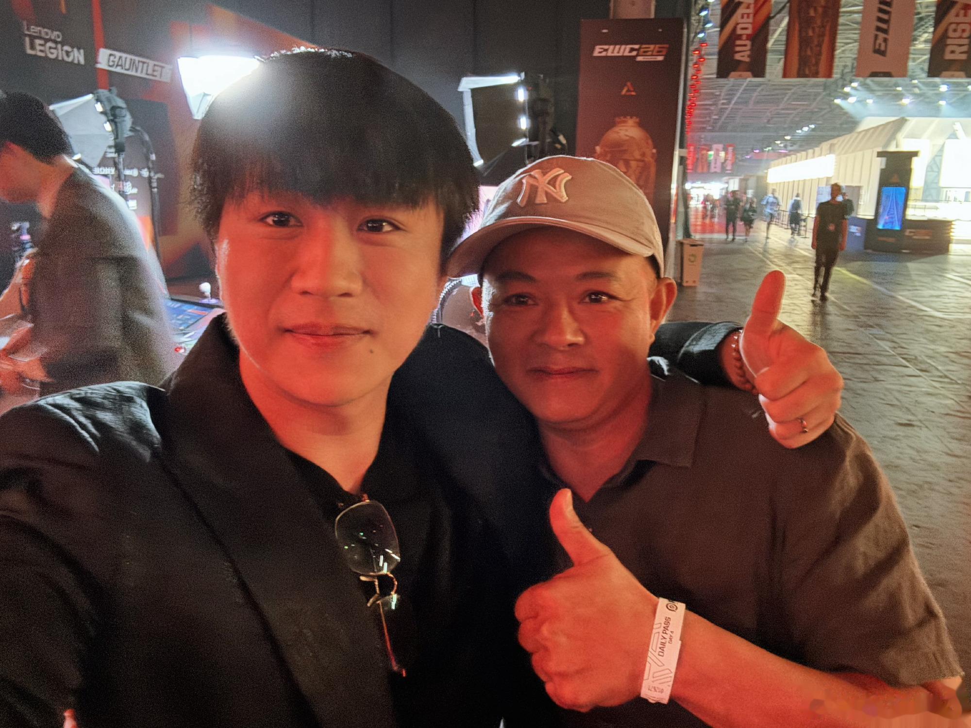 李九发布与一诺爸爸合照并配文：缘分，从一次意外失误开始