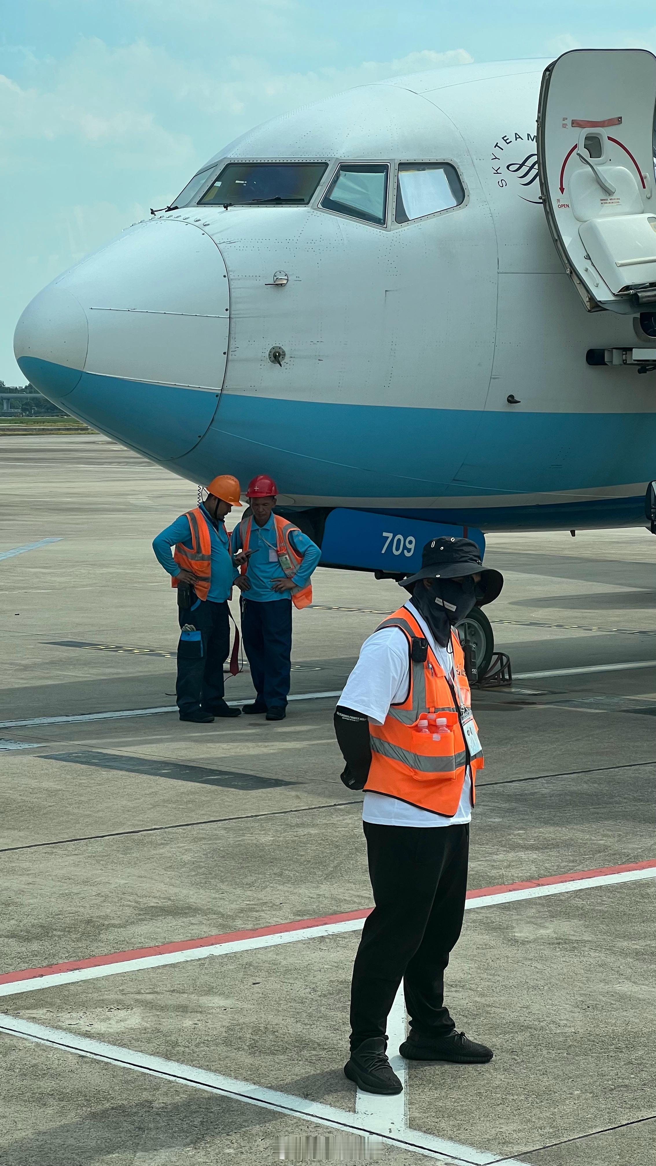 烈日当空，做好防晒，一线员工不容易。 ​​​