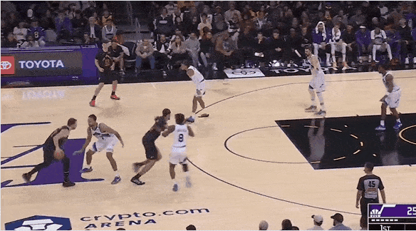 被东契奇轻松过掉！李凯尔太慢了！
在今天NBA常规赛湖人对阵爵士的第一节比赛中，