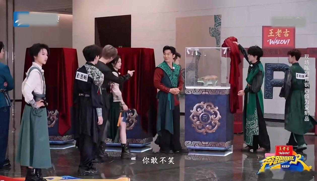 范丞丞问白鹿为什么不笑 谁被范丞丞的可爱执着戳中？带着白鹿找李晨讨要笑容，轻松逗