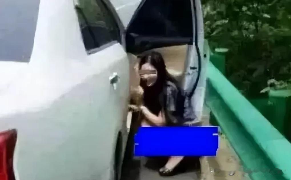 国庆堵车，美女路边“方便”？网友炸锅了，这事儿你怎么看？

国庆假期京哈高速上一