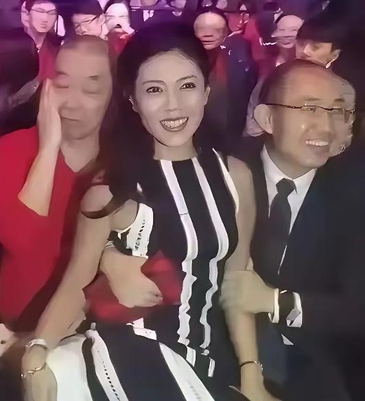 谁能认出这位超有争议的名媛名场面？
 
画面真的颠覆认知！她侧身落座，姿态松弛，