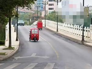 大桥护栏被大风吹碎，当地住建回应“很正常”！

关于“汉白玉大桥护栏被大风吹碎”