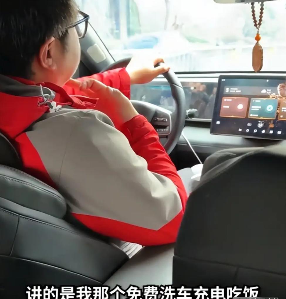 浙江男子买车后“薅羊毛”上瘾，一年蹭饭260次，店家无奈拉黑
 
近日，浙江一车