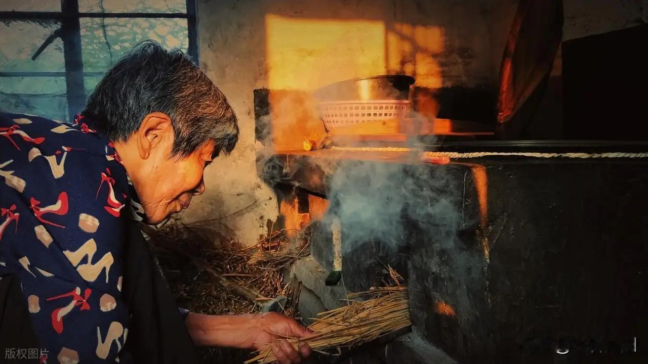 这是一段感人至深的孝道故事，展现了母亲用十年的陪伴和关爱，诠释了什么是真正的孝顺