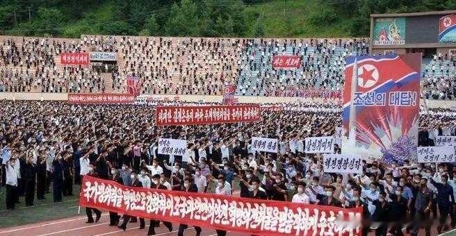 《万人握拳、导弹瞄准白宫：这个半岛国家的年度"反美大戏"有多震撼？》

---
