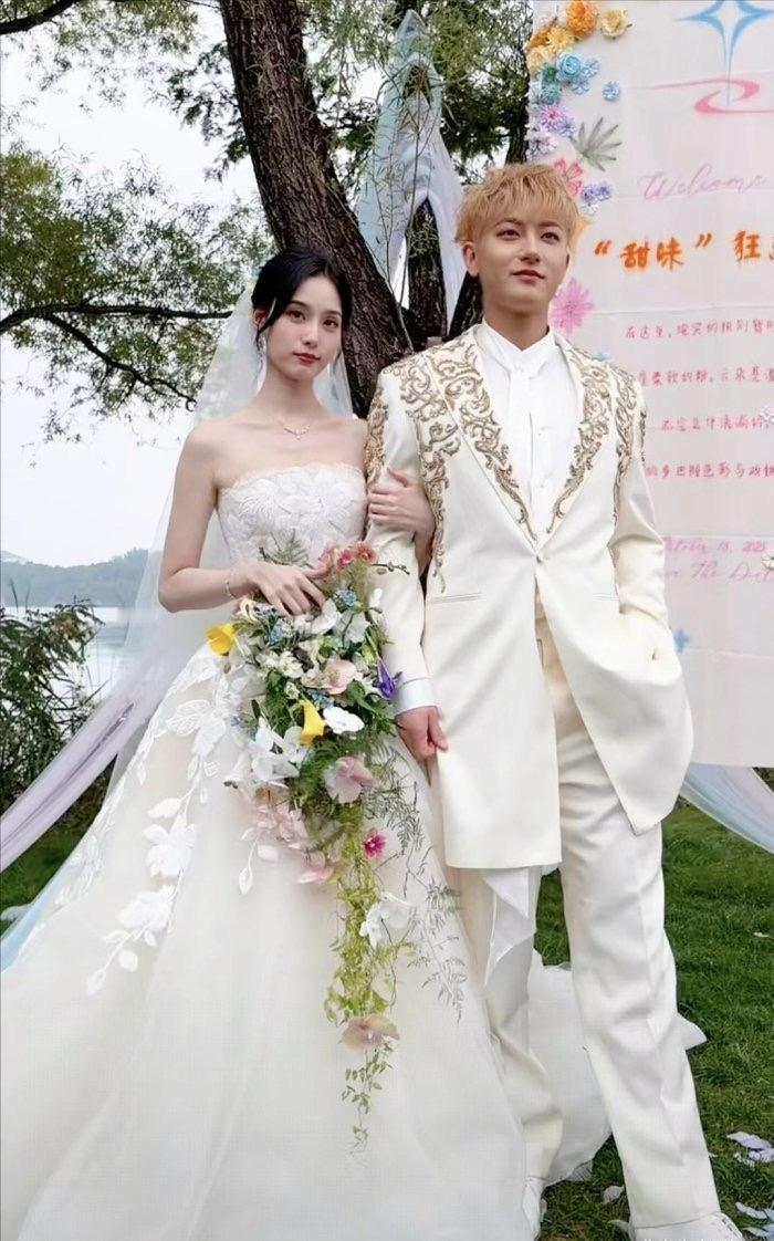 10月15日，黄子韬和徐艺洋官宣了婚纱照，紧接着第二天16日，真的直播了婚礼，不