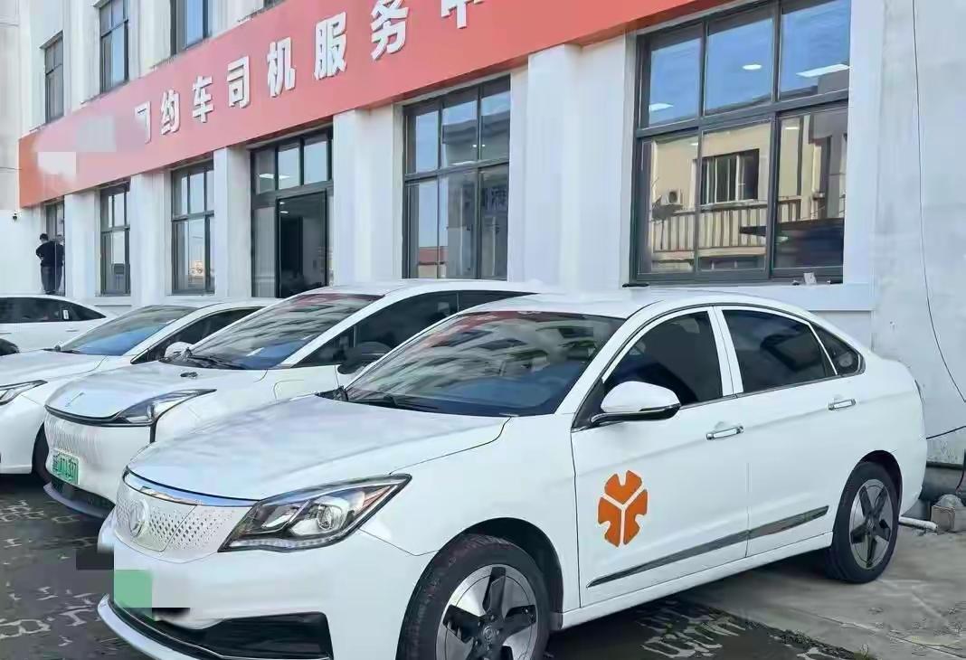 中国人卖掉了全球最多的新能源车，结果赚到手的钱，还不到丰田的一半。

2025年