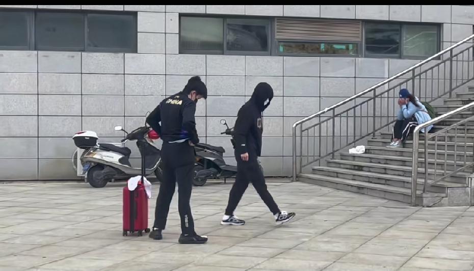果然00后的黑历史都是高清的
那年陵水的街头，风嗷嗷的
楚钦老师跟兄弟
冷到当街