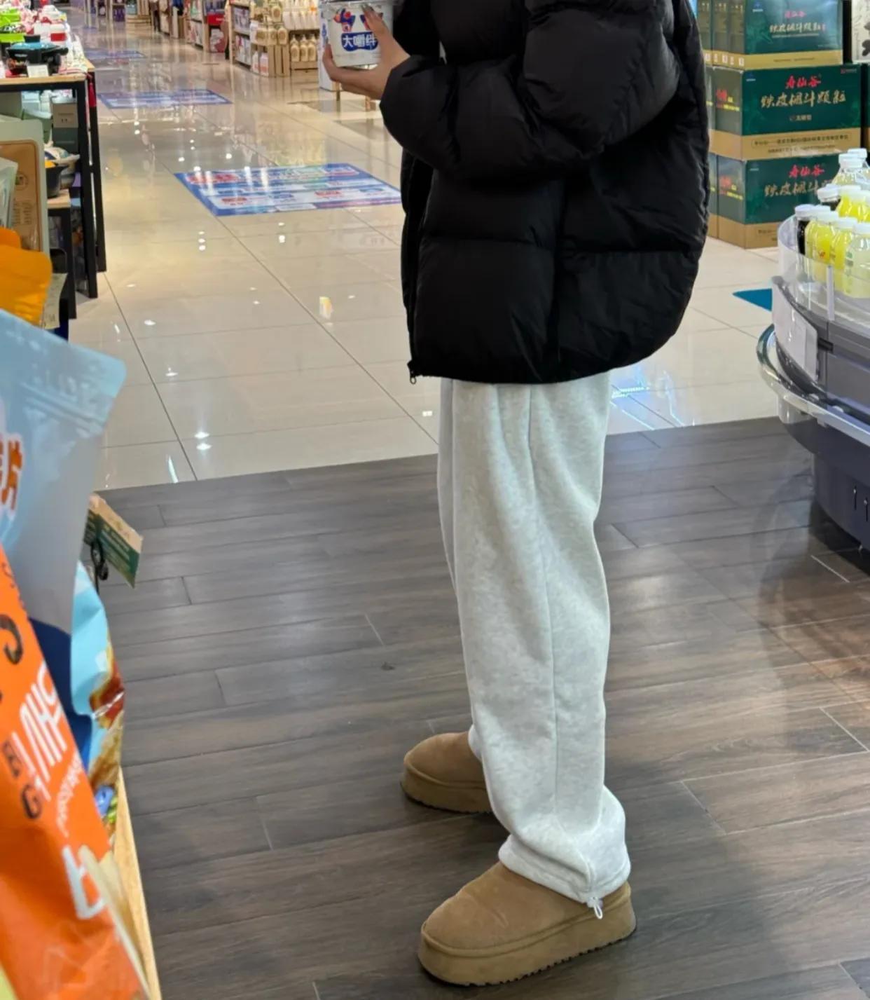 妈呀谁懂刚逛完超市就看见这个小姐姐!!刚从超市溜达出来，就偶遇了这位小姐姐！她的