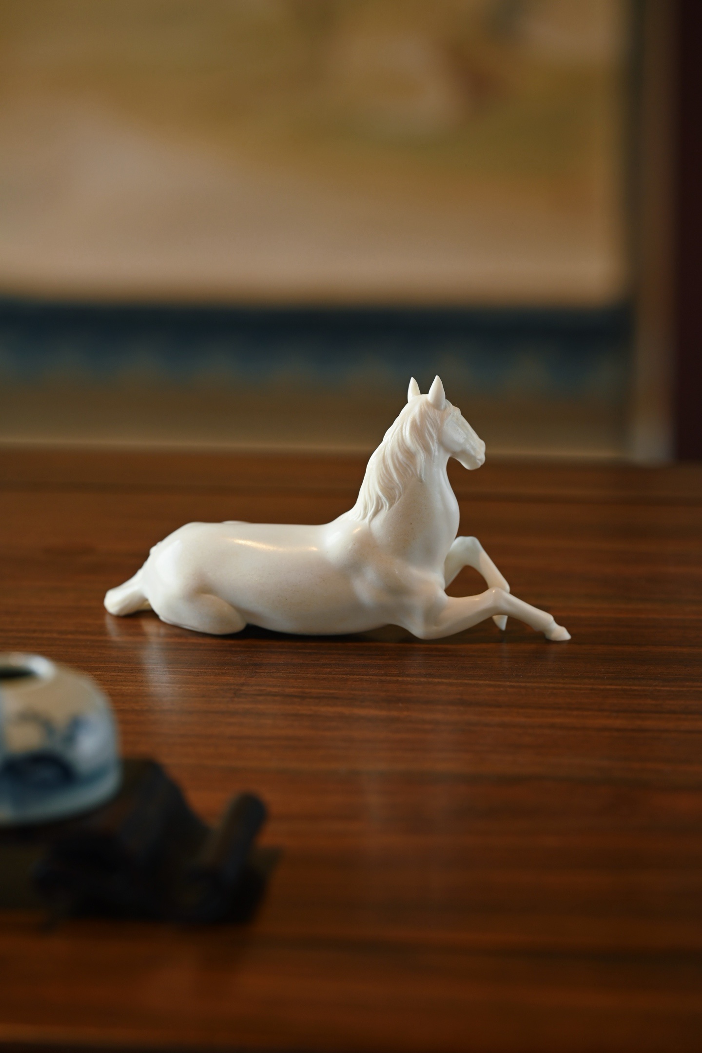 鹿角 | 卧马 摆件、笔搁雕卧马之姿，身姿舒展，鬃毛如流云，线条婉转间自带飞扬之