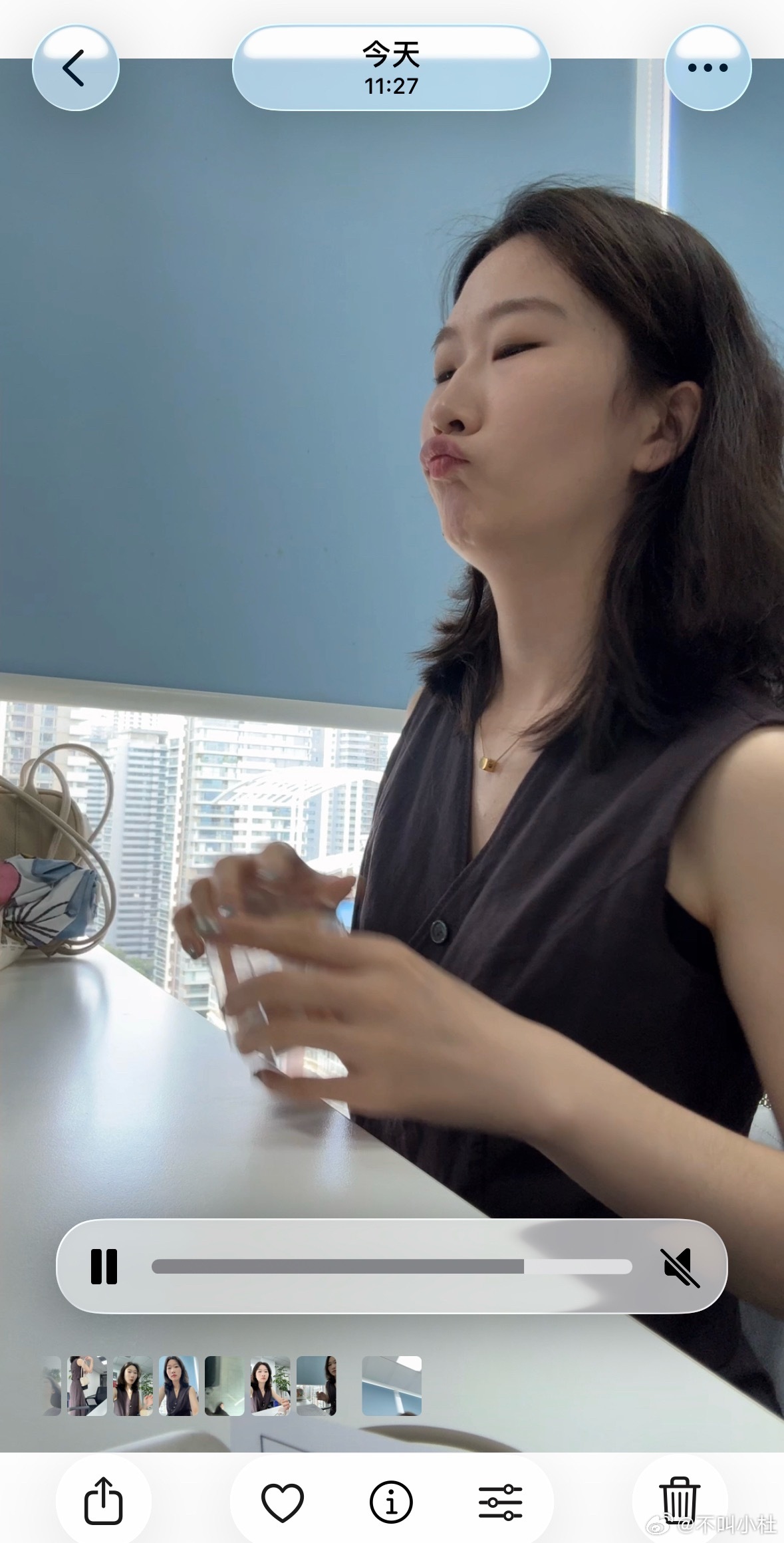 今天在给家人们拍上班vlog呢