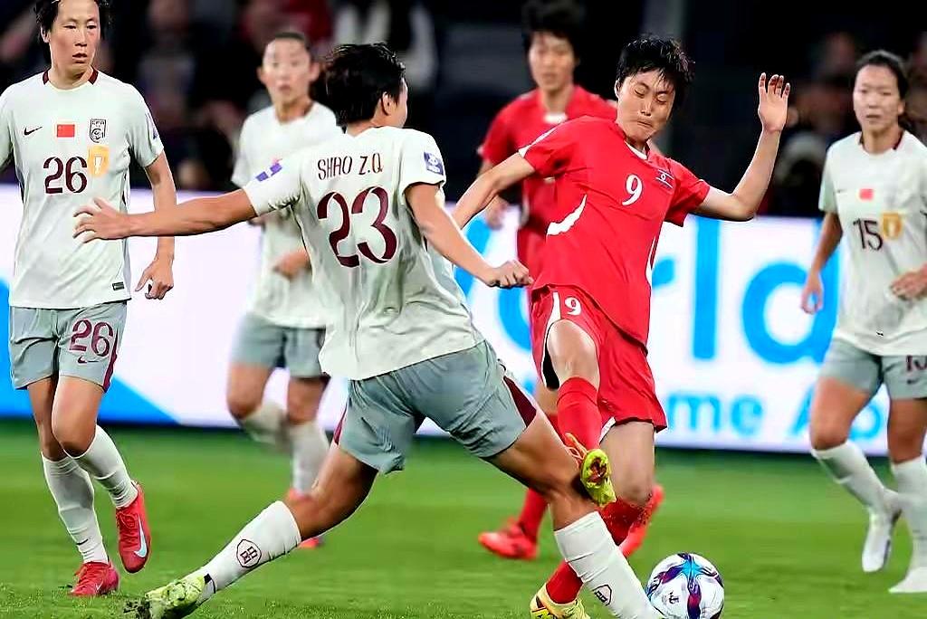 我去，中国女足2比1逆转朝鲜，三战全胜锁B组头名，直接避开东道主澳大利亚。
末