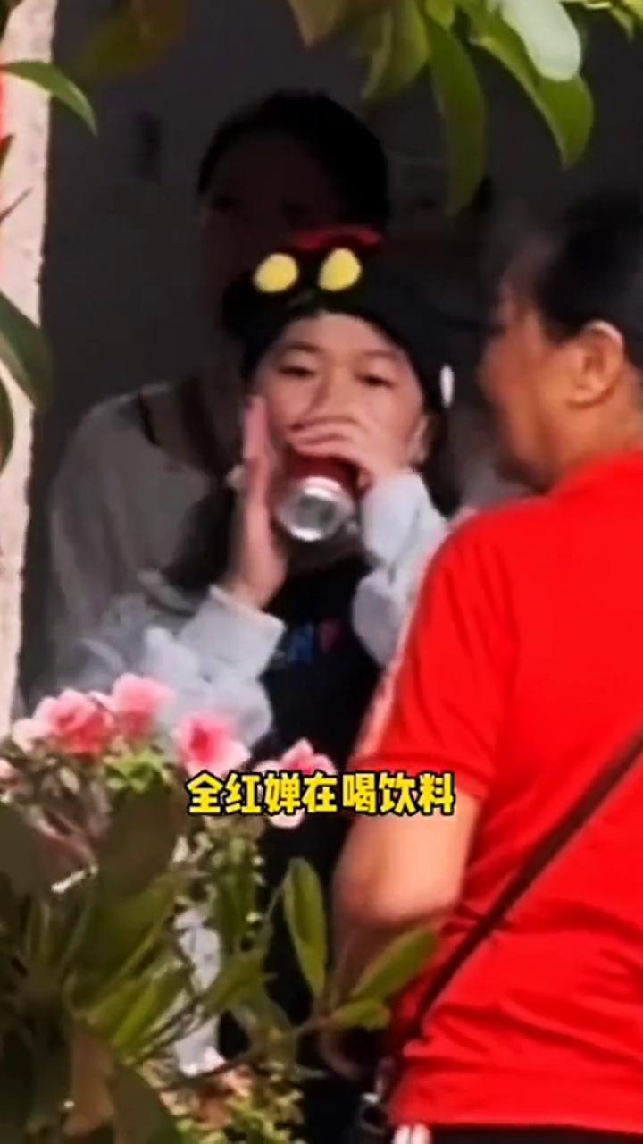 全红蝉人气真旺。
全红蝉在喝饮料，出门有保镖护送。全红蝉人气真旺，还在带娃，兼职