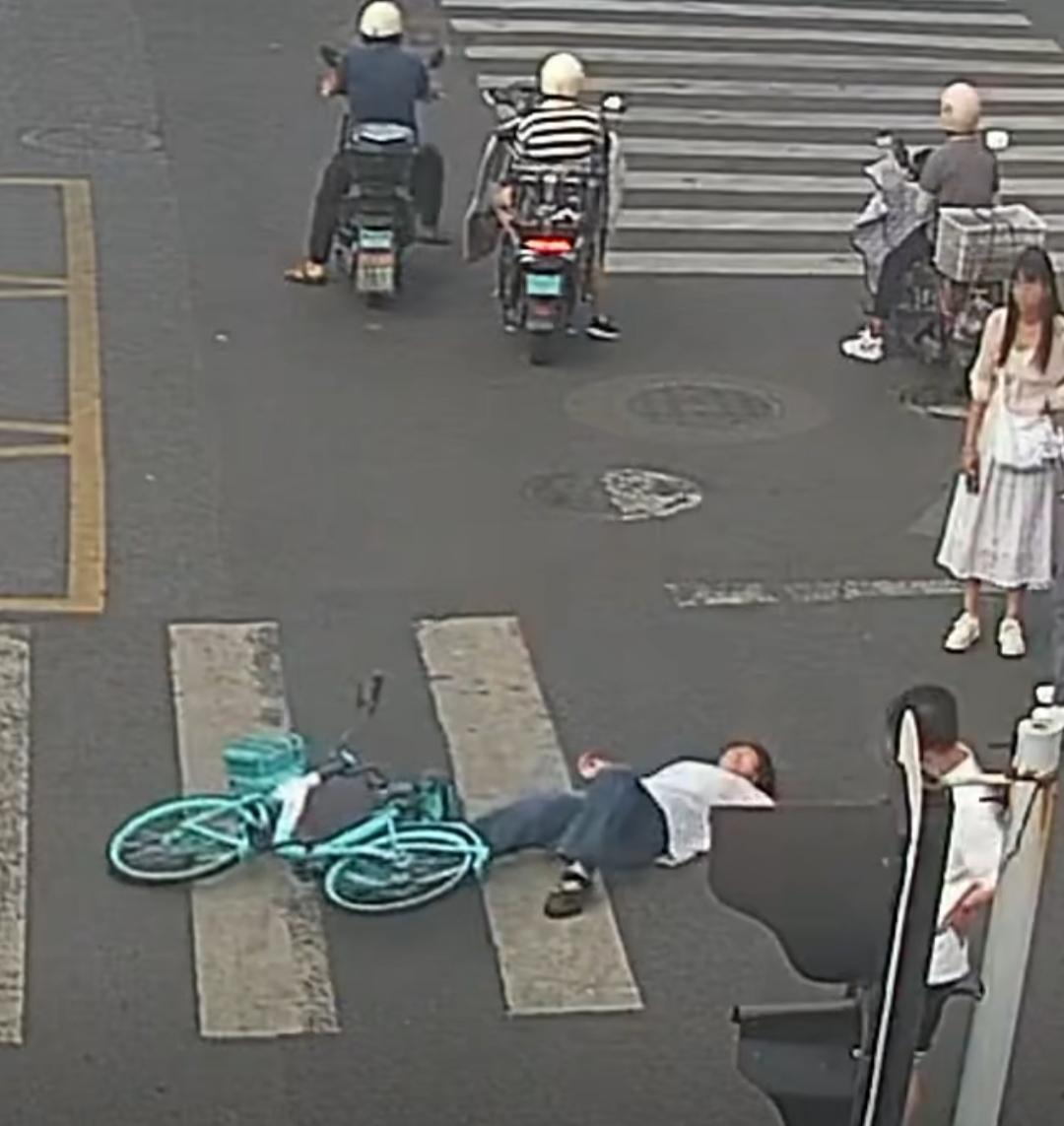 近日，成都高新区创业路高新公安分局门口，一名年轻女子骑行共享单车时突然重重摔倒在