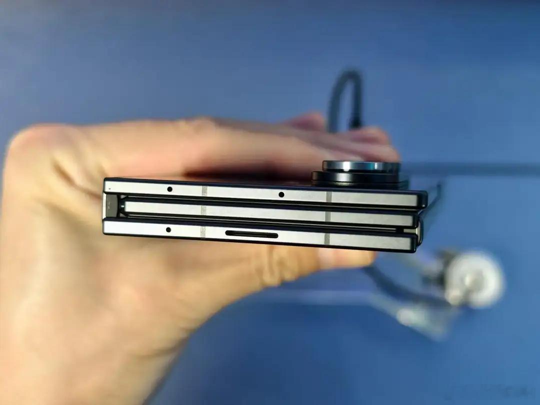 曝三星三折叠屏手机面临退市 笑死个人，三星的三折叠出来的晚，后发就落后了！不管是