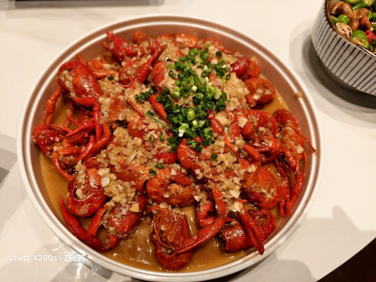 记录我的2026美食诱人：昨天晚上与几个好友小聚，服务员上了一盘诱人的小龙虾，看